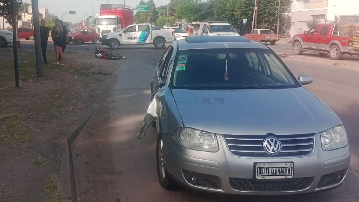 Un auto y una moto protagonizaron un choque en el oeste de La Plata