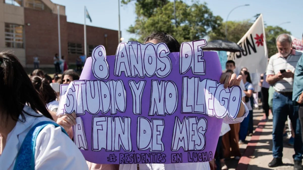 "Sueldos indignantes": los médicos residentes se movilizan en La Plata por mejores salarios