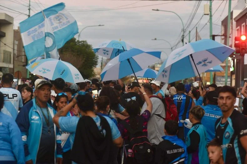 La Avenida Montevideo de Berisso pintada de celeste por Villa San Carlos