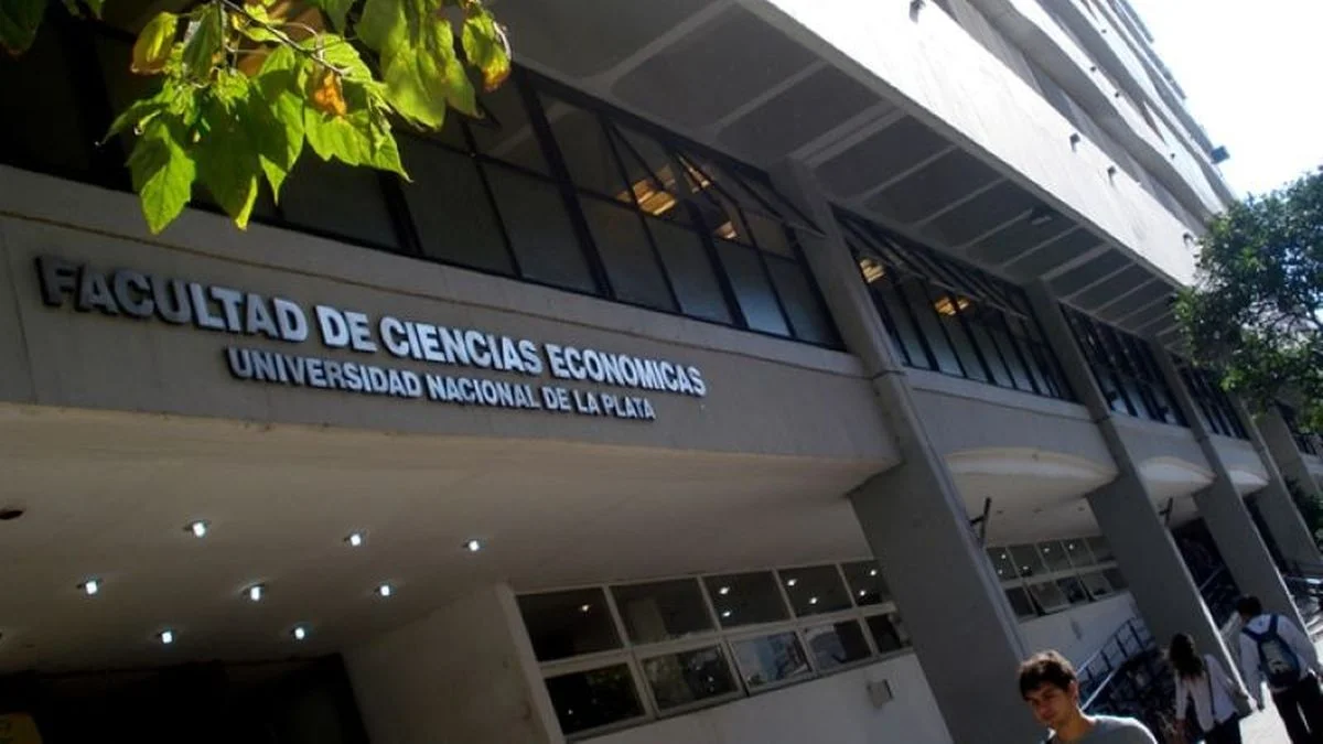 Sigue el conflicto en la Facultad de Ciencias Económicas: "Quedamos afuera por ser de una agrupación"