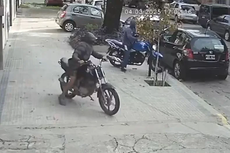 As&iacute; escaparon los motochorros que perpetraron el robo