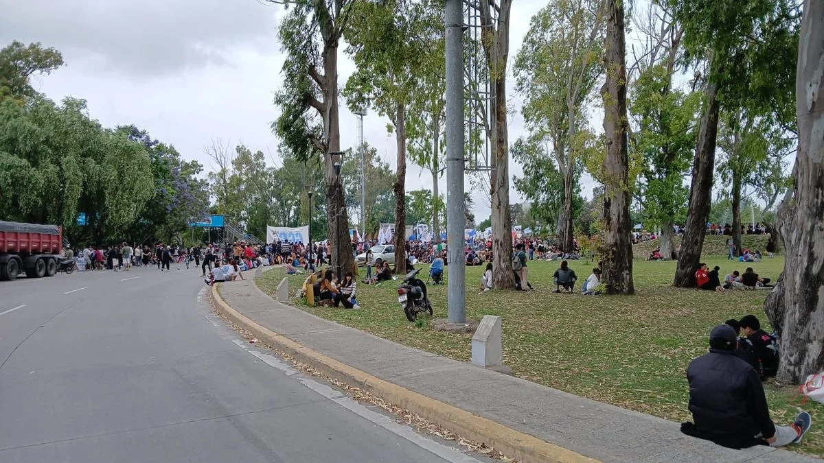 Organizaciones sociales cortan la bajada de la Autopista Buenos Aires - La Plata
