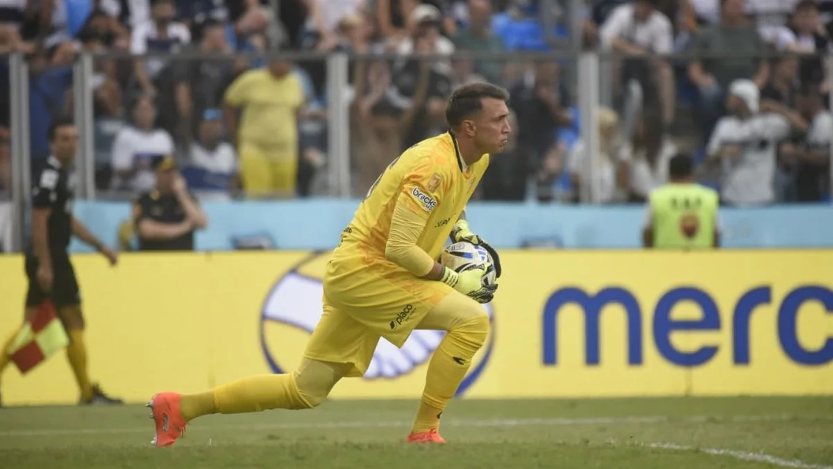 Fernando Muslera, molesto: "Regalamos en fase ofensiva"