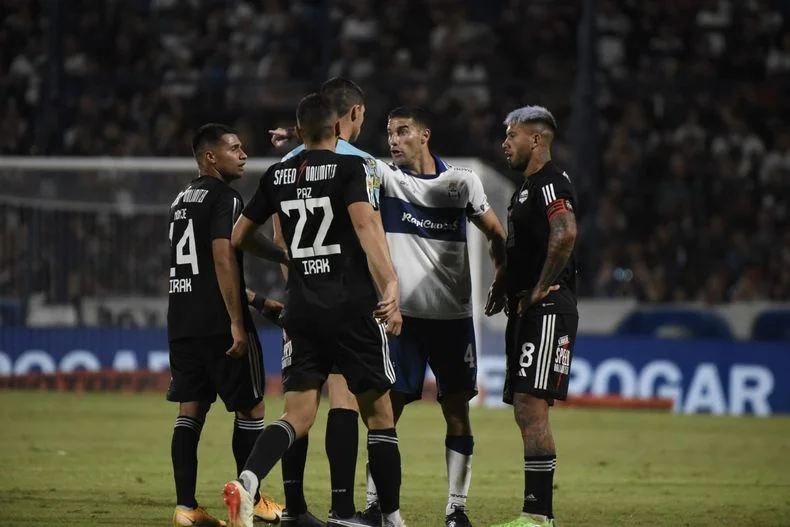 Dio la nota: todo Gimnasia protestó por el arbitraje de Ramírez
