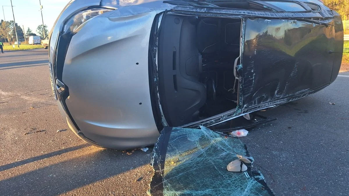 Impactante vuelco en Ruta 2 dejó a una mujer y su hijo heridos