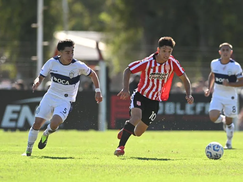 Cornejo, el 10 del Pincha, contribuyó en el único gol con recuperación y asistencia en el clasico de la reserva. 