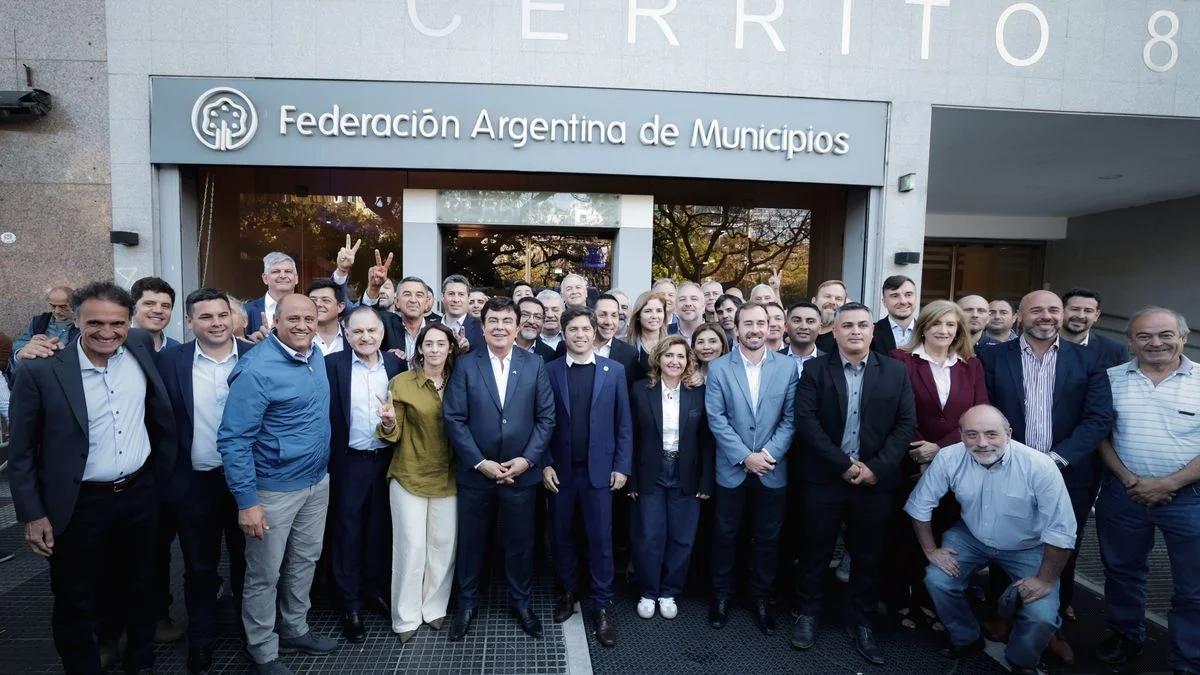 Kicillof se reunió con intendentes mientras el Senado le daba una mala noticia