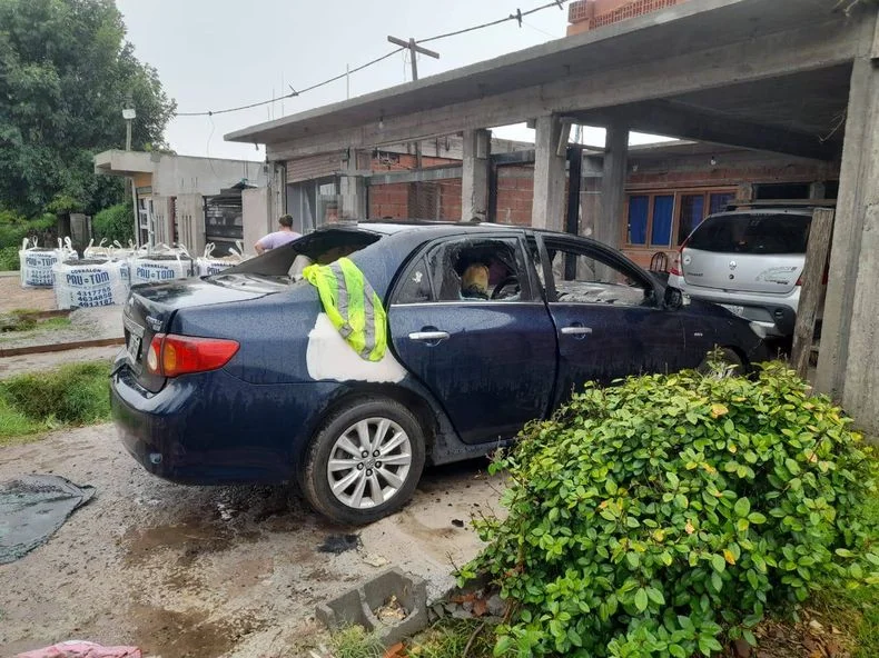 La v&iacute;ctima se habr&iacute;a prendido fuego dentro de su auto en el barrio Melchor Romero