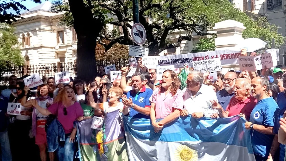 Ahora que está el endeudamiento, los gremios exigen reabrir las paritarias
