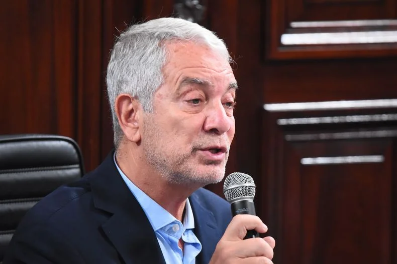 El intendente Julio Alak se emocion&oacute; en el homenaje a Oscar Vaudagna