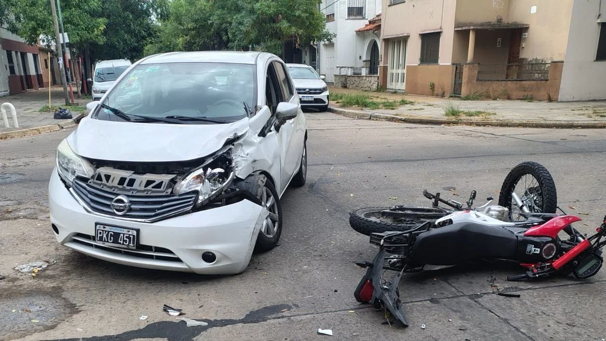 Motociclista lucha por su vida tras chocar en Barrio Norte