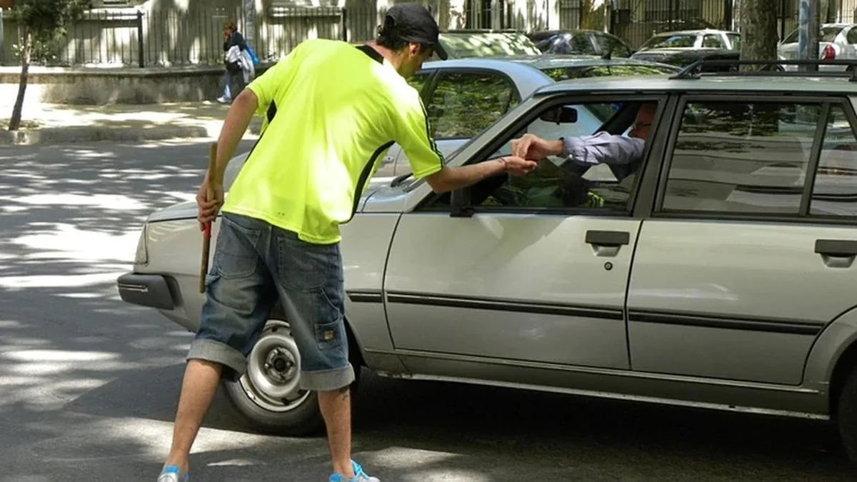 Trapitos en La Plata: intimidación, exigencias y una actividad prohibida que no cede