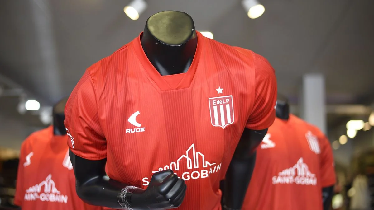 Estudiantes presentó su tercera camiseta para este 2025