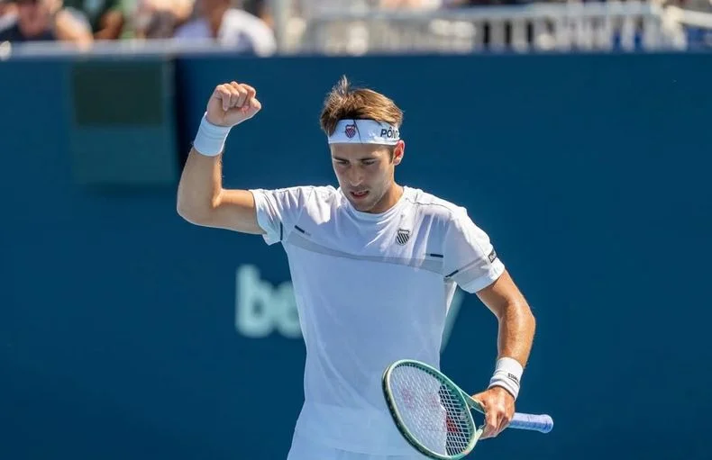El platense Tom&aacute;s Etcheverry volvi&oacute; a lucirse y avanz&oacute; en el Masters 1000 de Miami
