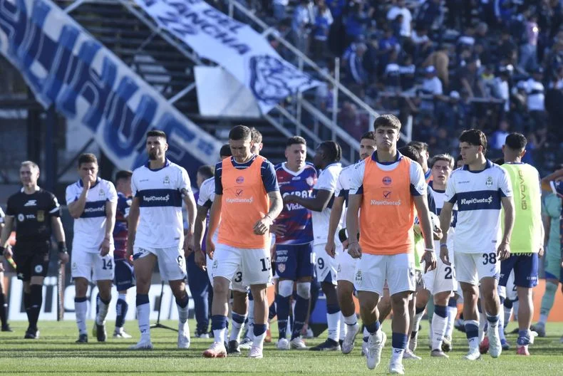 Gimnasia perdi&oacute; en el Bosque, pero los resultados ajenos acompa&ntilde;aron