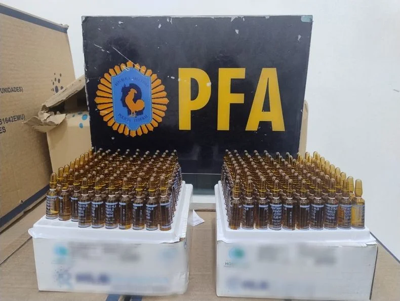 La policía incautó una importante cantidad de insumos médicos que estarían vinculados a los fallecimientos por fentanilo contaminado en La Plata