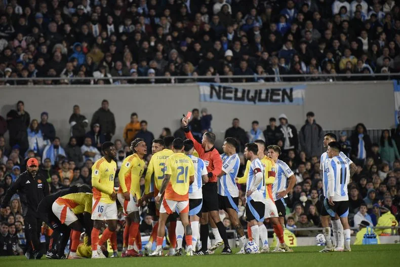 La Argentina jug&oacute; un largo rato con diez por la roja a Enzo Fern&aacute;ndez