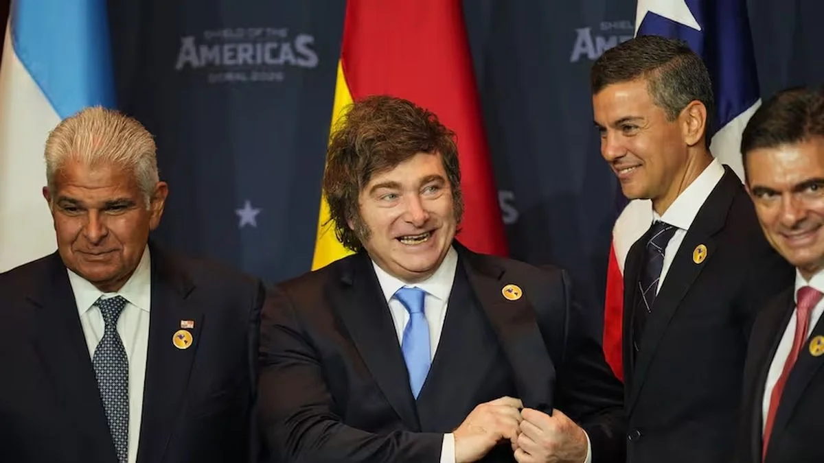 Javier Milei anotó a Argentina en el Escudo de las Américas y se trajo una lapicera de Donald Trump