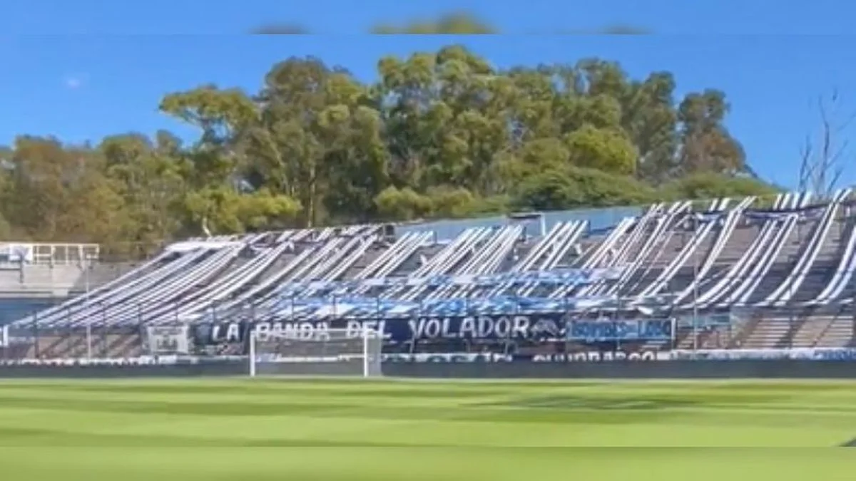 La banda de El Volador: la llamativa bandera que apareció en cancha de Gimnasia