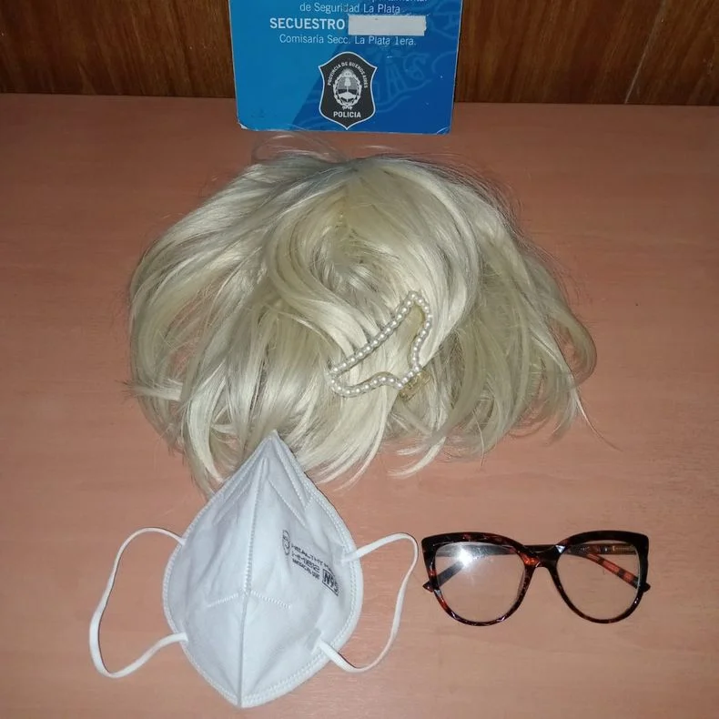 La peluca y los anteojos que utilizaba para las estafas.