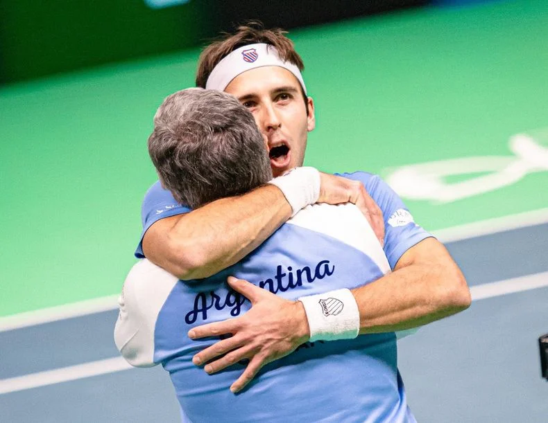 La victoria de Tom&aacute;s Etcheverry no alcanz&oacute; para inclinar la balanza en la Copa Davis