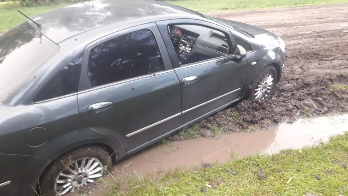 Tras la lluvia, el barro quedó en Olmos: "Los autos quedan encajados"