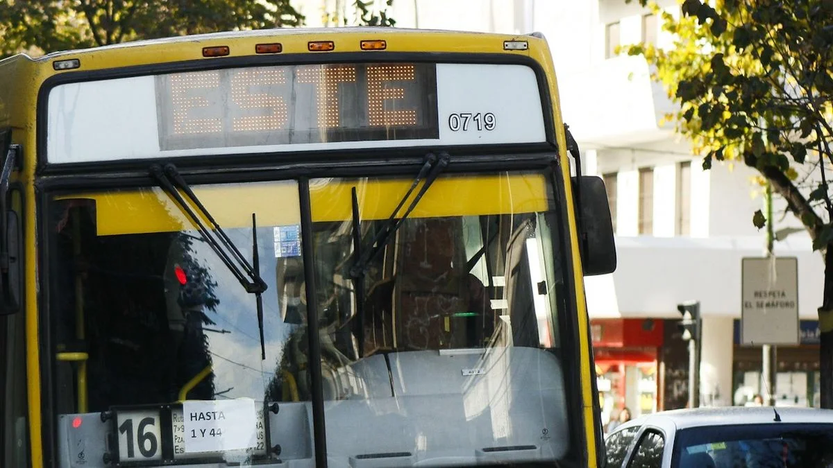 Villa Elvira: violento asalto a bordo de un micro de la línea Este de Unión Platense