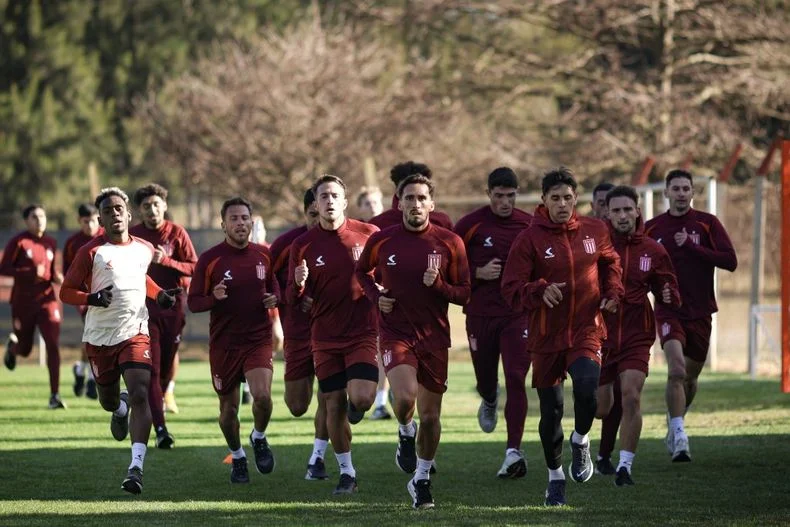 Estudiantes contin&uacute;a con su preparaci&oacute;n de la mano de Eduardo Dom&iacute;nguez