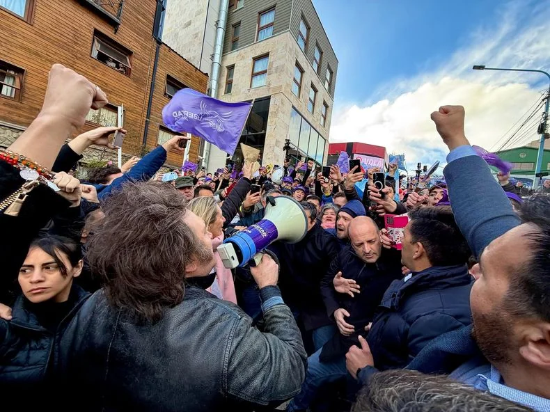 Milei pasó por Ushuaia y dijo que "esta vez el esfuerzo va a valer la pena"
