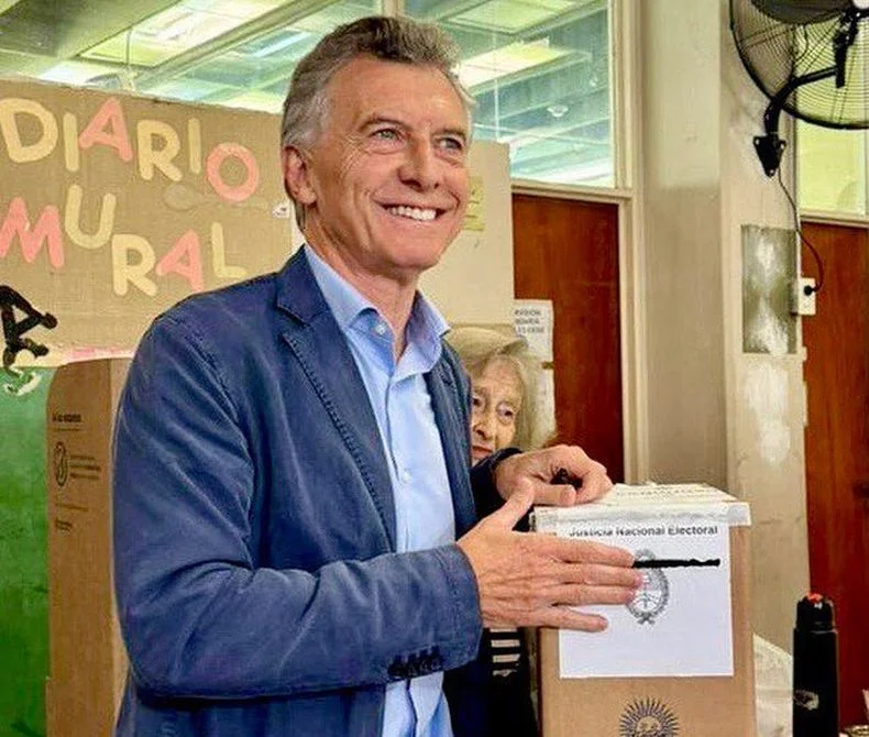 Mauricio Macri llamó al electorado a votar, y se puso a disposición de Javier Milei
