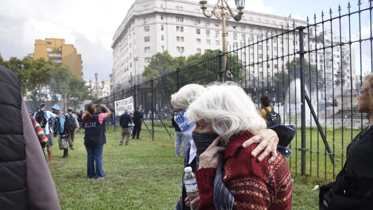 Docentes y estudiantes de la UNLP marchan con los jubilados tras la represión