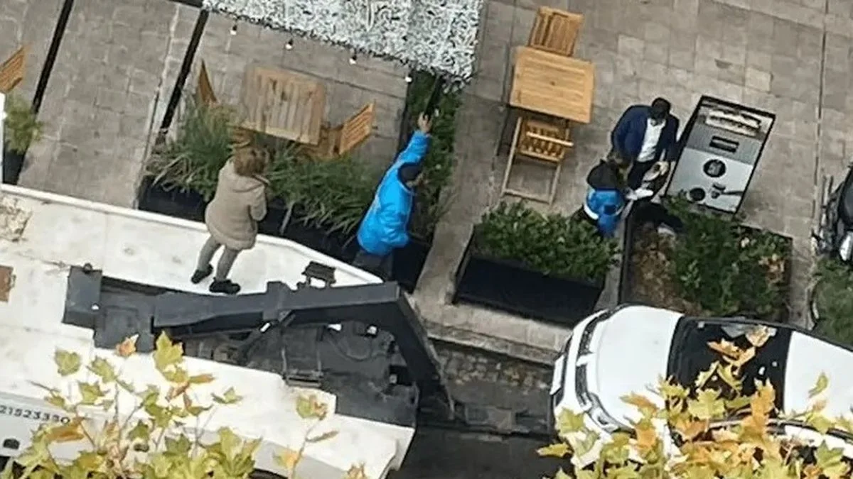 Gritos, caos y tensión por una vecina de La Plata que se atrincheró arriba de una grúa