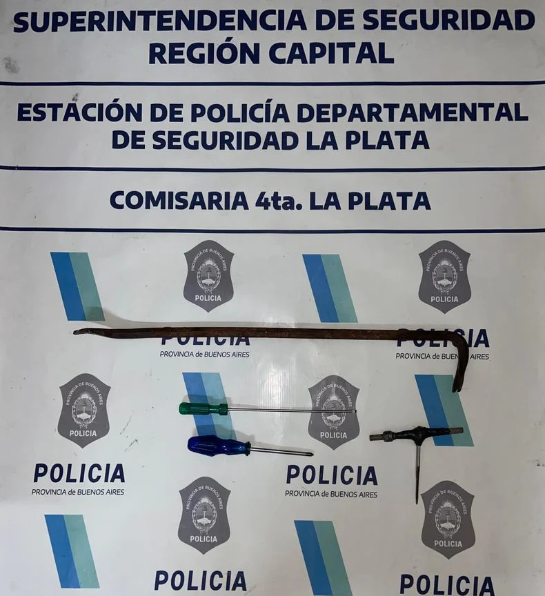 Elementos que descartaron los ladrones durante su huida en La Loma.