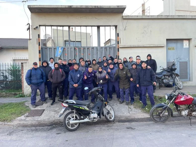 Trabajadores de la fábrica Acerías Berisso siguen en conflicto por su trabajo