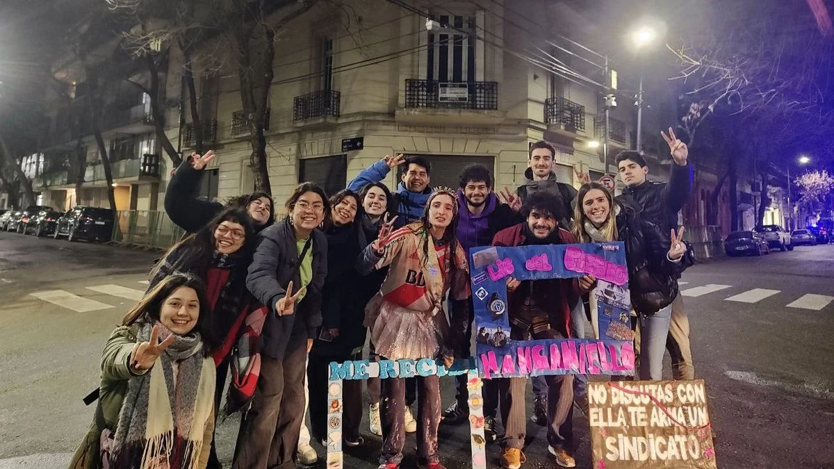 "Aguante Cristina": con CFK presa, egresados van a su departamento para celebrar sus recibidas