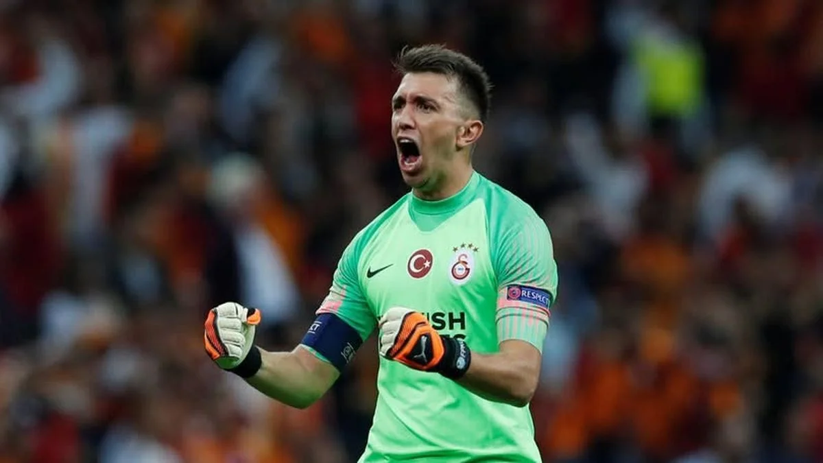 Estudiantes anotó a Fernando Muslera para reforzar el arco