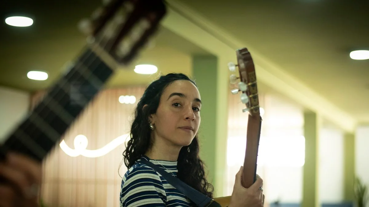 Palabras, música y sentidos: Caro Vitali estrena un show inclusivo en La Plata