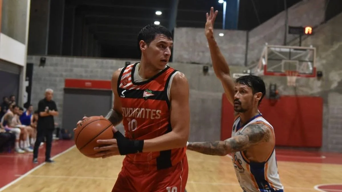 Estudiantes dio el golpe en UNO y bajó el invicto de Regatas