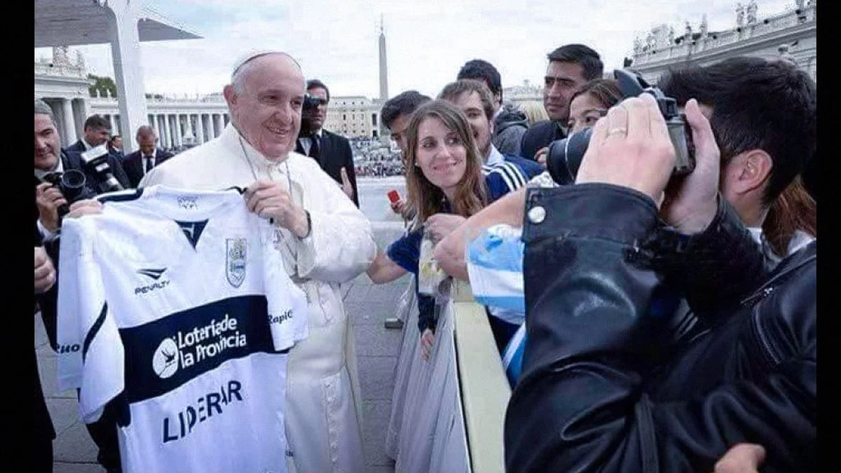 Gimnasia y Estudiantes despidieron con pesar al Papa Francisco