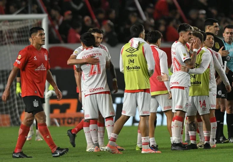 Estudiantes cay&oacute; ante Argentinos y deber&aacute; esperar para saber si sigue en el Torneo Clausura