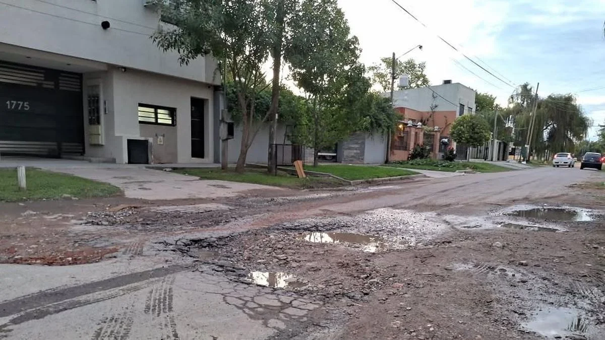 Vecinos denuncian el mal estado del asfalto en una calle de Los Hornos