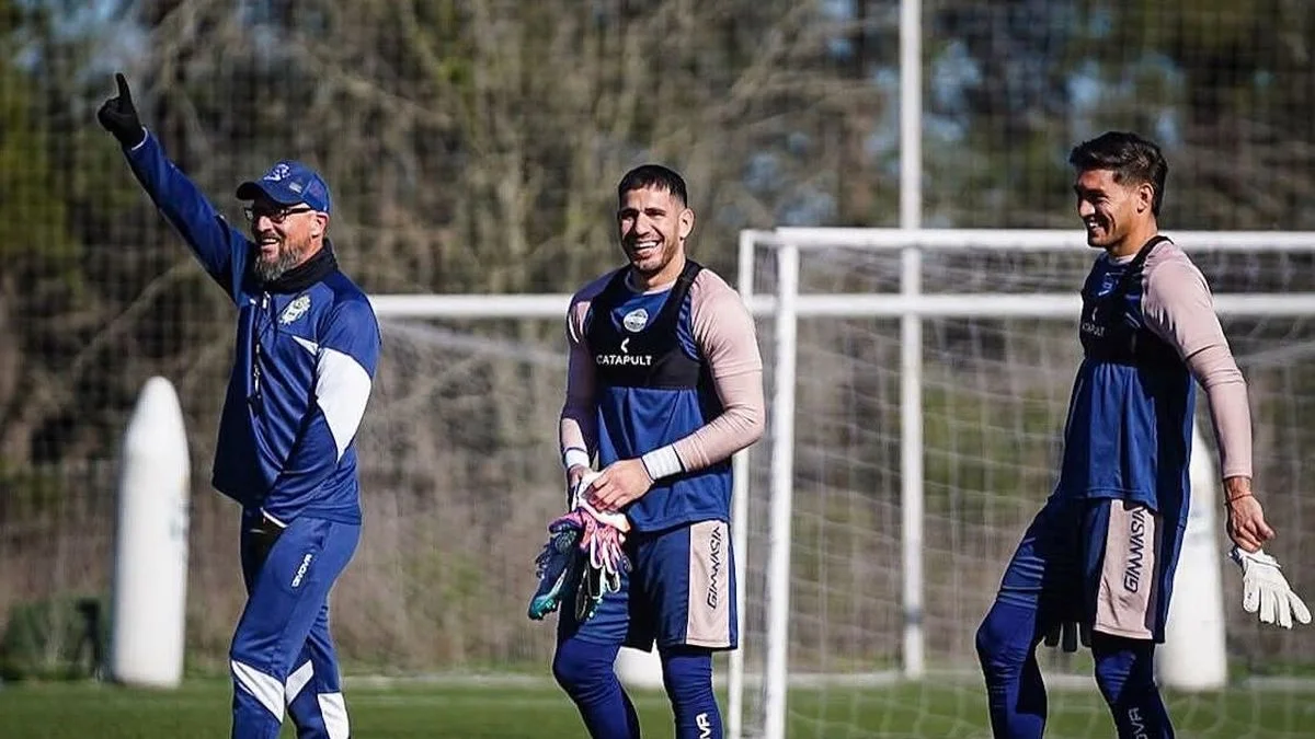 Alejandro Orfila junto a los arqueros Insfr&aacute;n e Ingolotti. Gimnasia piensa en Mendoza