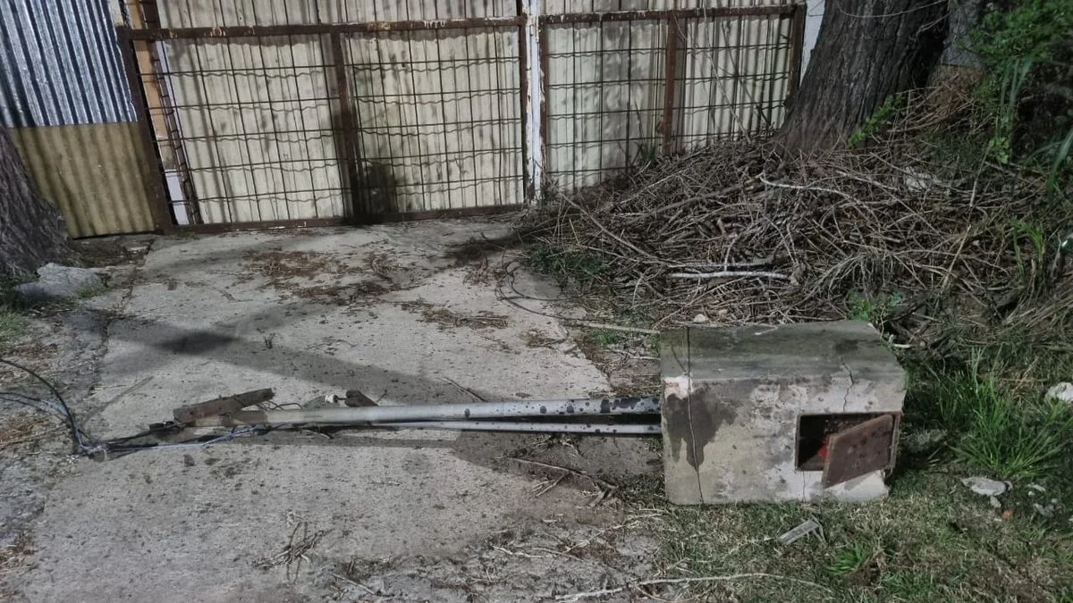 Borracho chocó contra una cabina de gas en Melchor Romero y lucha por su vida