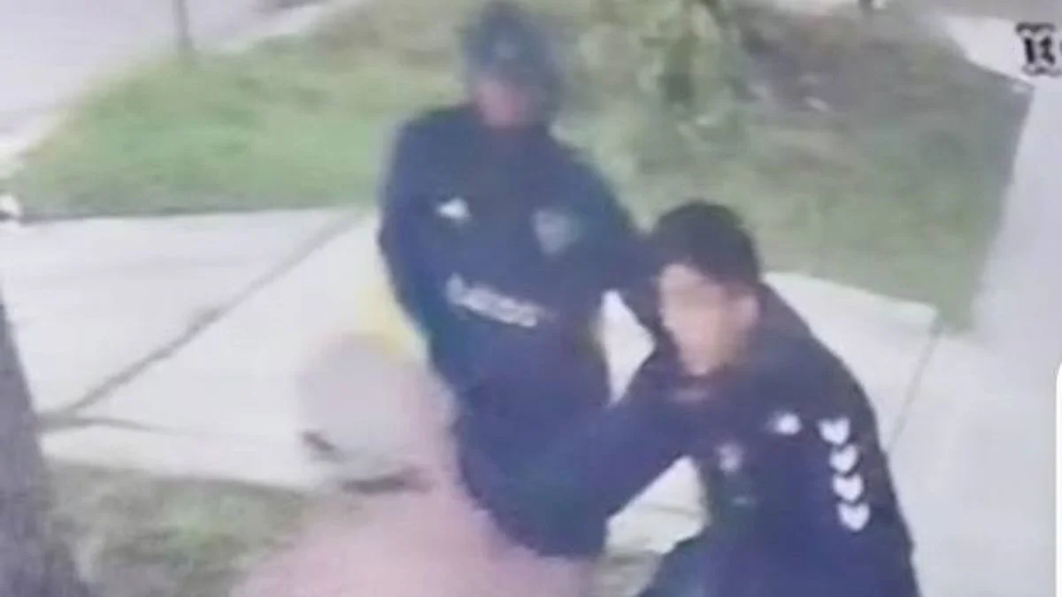 Tres delincuentes quedaron grabados al robar una moto