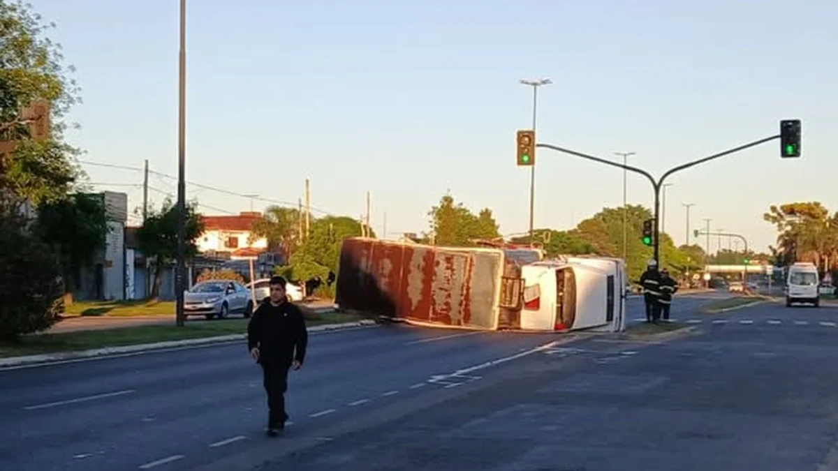 Un camión de carne perdió el control y volcó en Camino Centenario