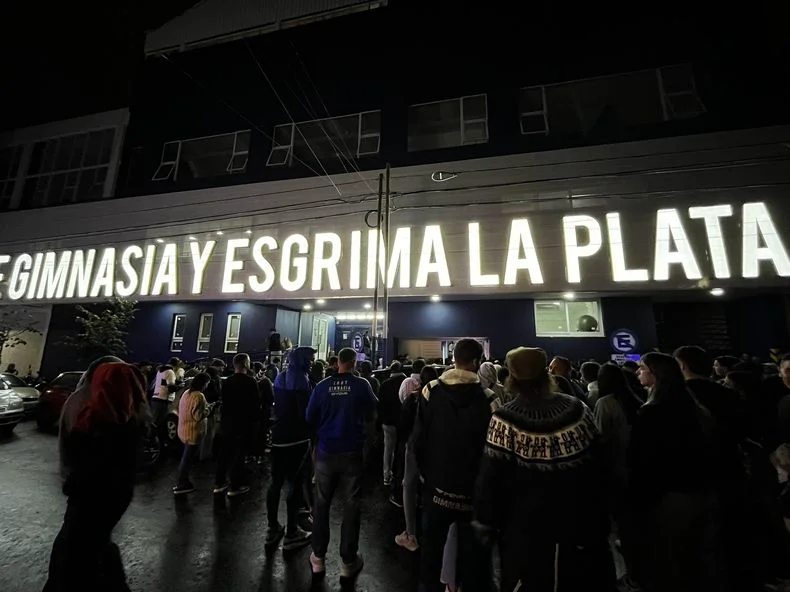 Los hinchas de Gimnasia en la puerta del Poli