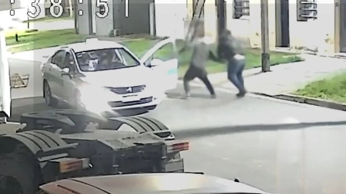 Un taxista se agarró a las piñas con delincuentes en La Plata