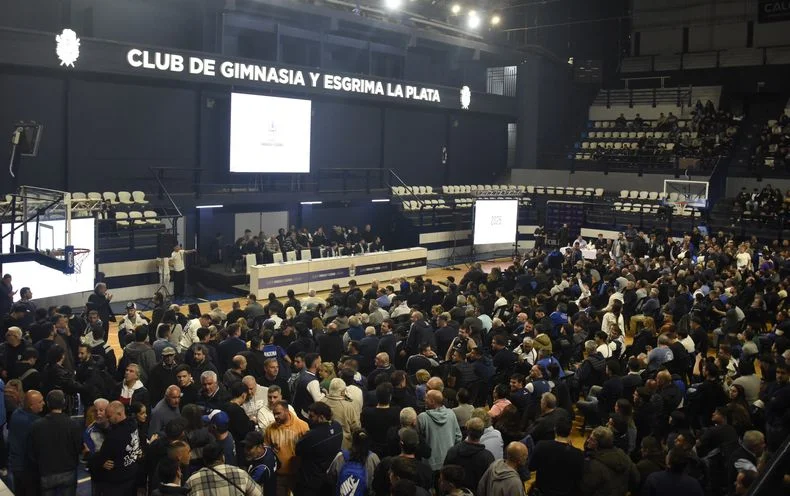 La saliente Comisi&oacute;n Directiva de Gimnasia suspendi&oacute; provisoriamente a tres socios por incidentes en la asamblea