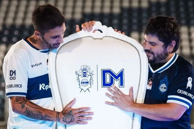 Santiago Motorizado junto a Lucas Castro en el Bosque, recordando a Diego Armando Maradona