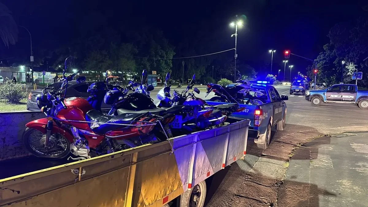 Más operativos de control en La Plata y secuestro de motos ilegales